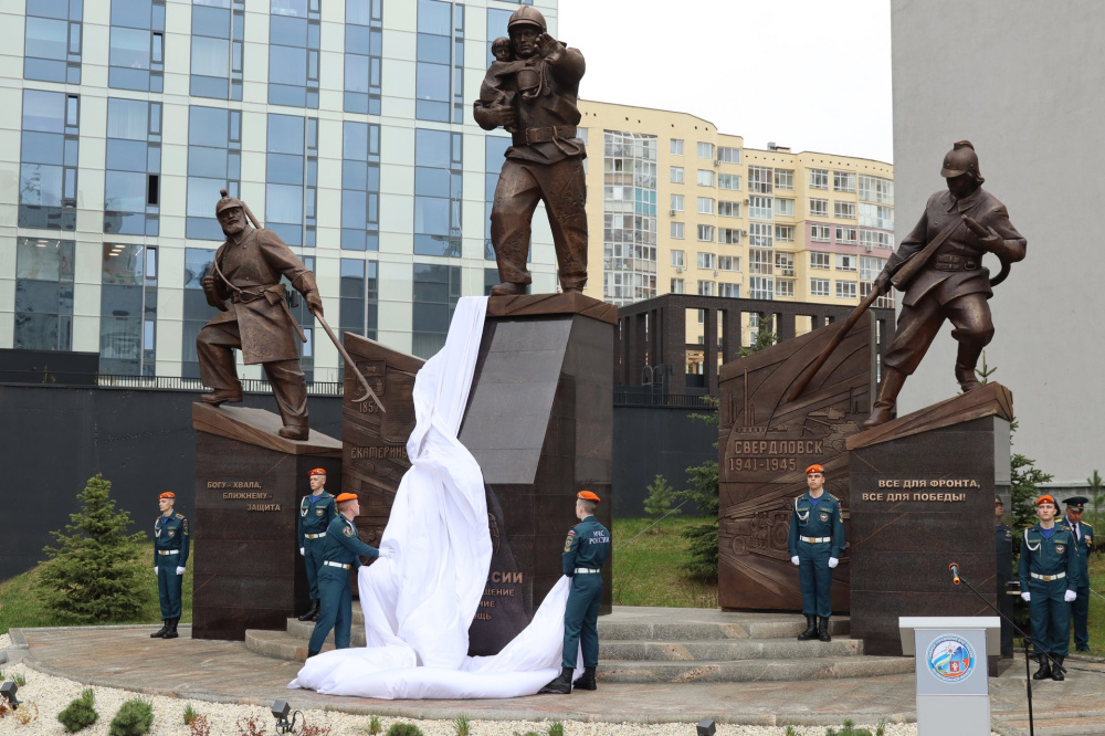 В Екатеринбурге открыли восьмиметровый памятник спасателям и пожарным  | В центре Екатеринбурга открыт памятник уральским спасателям