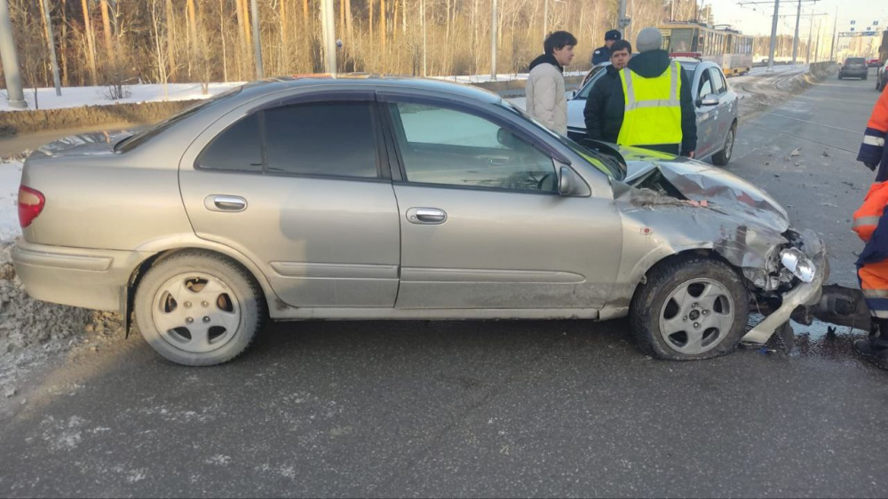 В Екатеринбурге Nissan столкнулся с трамваем  | Nissan врезался в трамвай в Екатеринбурге 