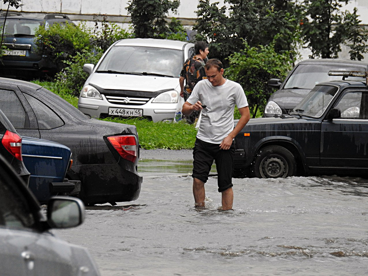 Сильнейший ливень обрушился на столицу Зауралья