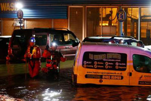 Непогода в Великобритании: минимум семеро погибших - двоих унесло в море