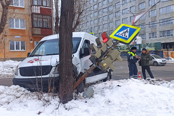 "Просил помощи из окна". В Екатеринбурге в ДТП погиб водитель фургона
