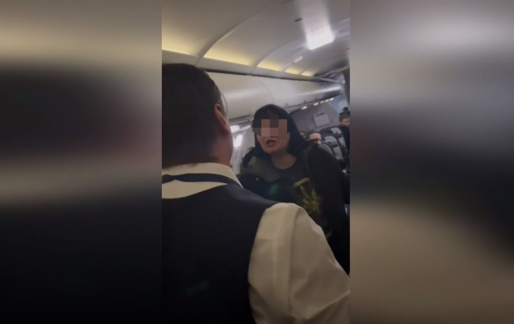 «Ты — девочка на побегушках, понял!?»: в Югре задержали неадекватную пассажирку самолёта. Видео | Пассажирка самолёта Москва — Сургут устроила дебош на борту и драку с полицейскими 