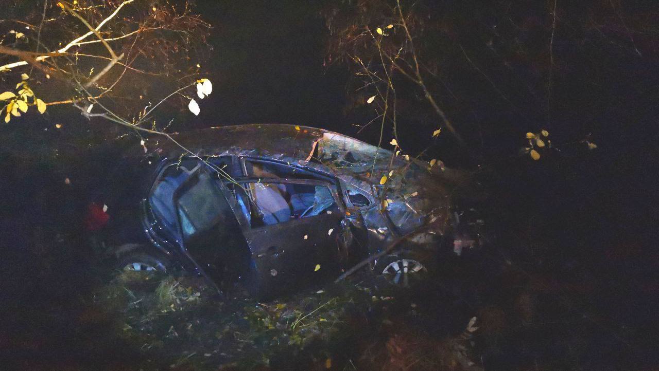 Серьезное дорожное происшествие на свердловской трассе: легковушка съехала в реку Серьезное дорожное происшествие на свердловской трассе: легковушка съехала в реку