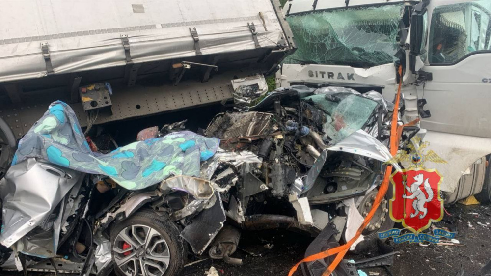 Четверо погибших — на трассе Екатеринбург — Тюмень легковушка столкнулась с грузовиком  | На дороге Екатеринбург — Тюмень четверо погибли в ДТП 