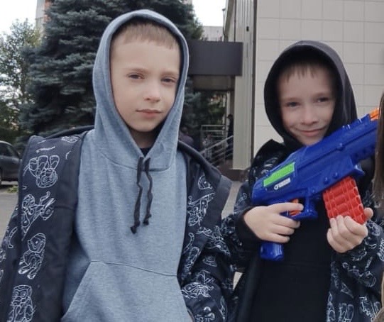 В Екатеринбурге ищут семилетних близнецов, которых незаконно забрал отец  | На Урале ищут детей, похищенных их отцом у матери 