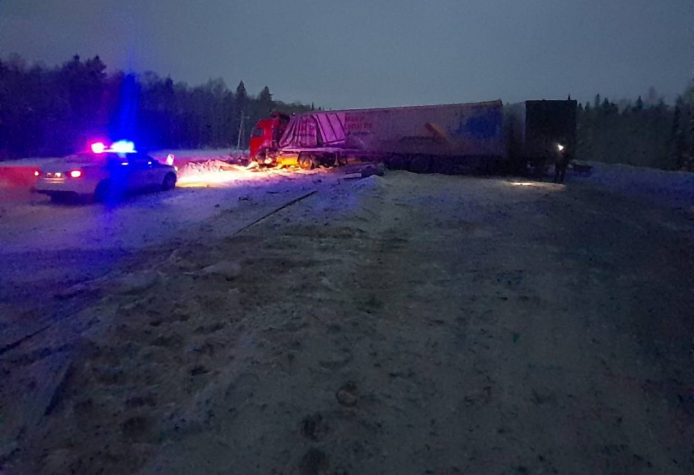 На трассе Пермь — Екатеринбург полностью закрыли движение из-за ДТП  | На дороге Пермь — Екатеринбург из-за ДТП перекрыли движение 