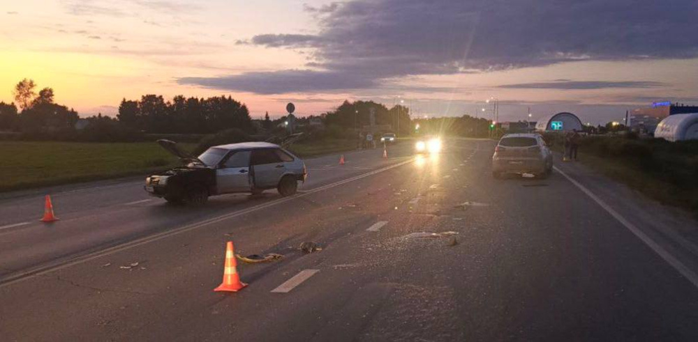 Под Тюменью подростки толкали неисправную машину, один травмировался | Юный тюменец получил тяжёлые травмы при толкании машины 