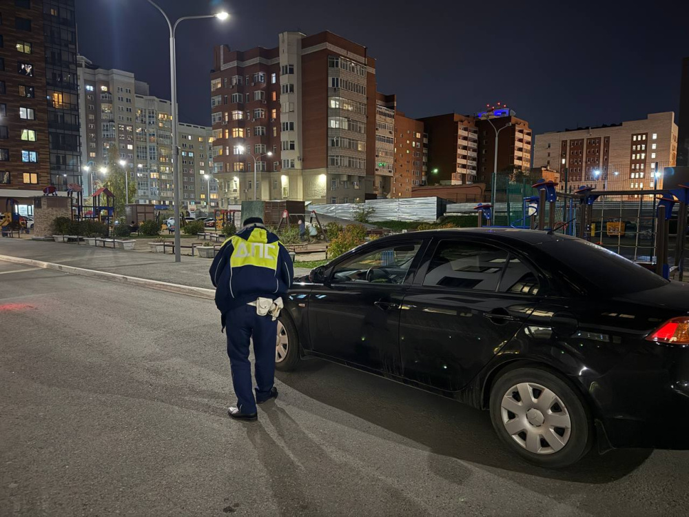 В Екатеринбурге семилетний мальчик попал во дворе под машину  | Семилетний мальчик попал в ДТП в Екатеринбурге 