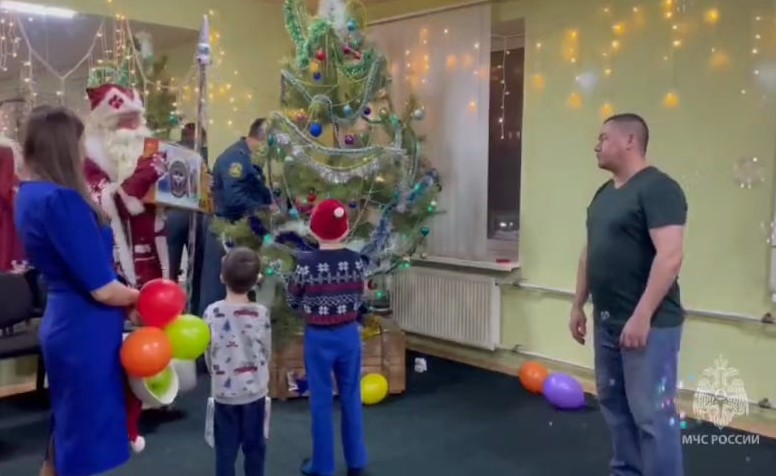 МЧС поздравило ребёнка, который 35 часов провёл под завалами рухнувшего в Магнитогорске дома  | В Магнитогорске поздравляют мальчика, чудом выжившего под завалами дома