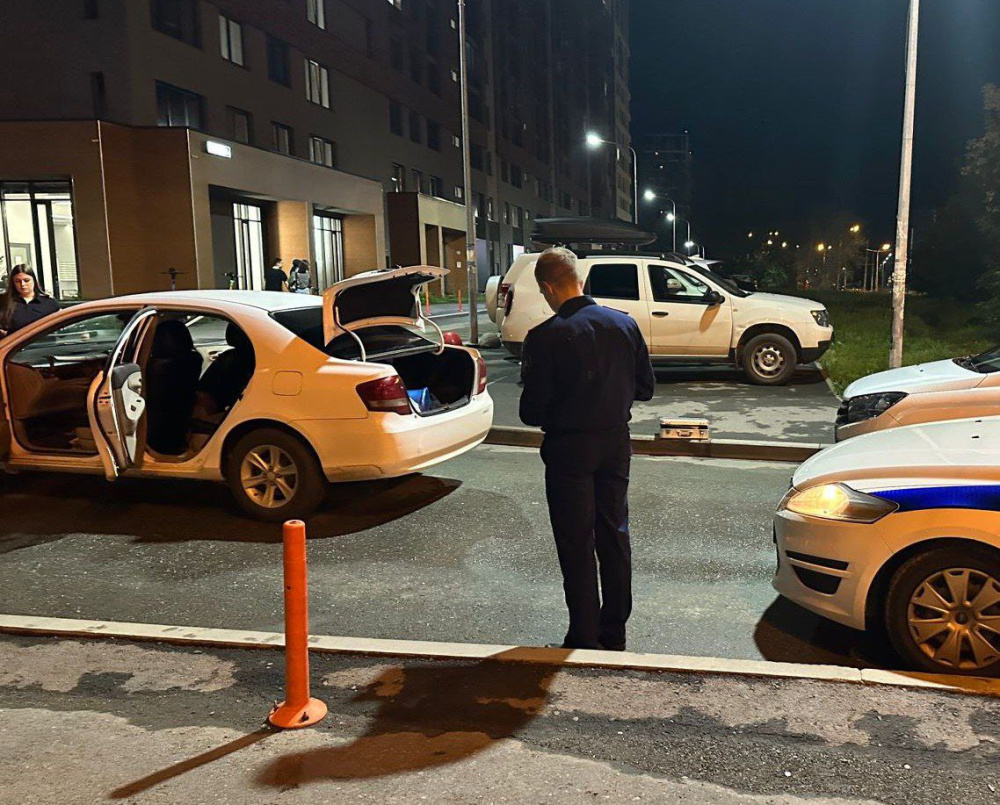 В столице Урала ревнивый мужчина разбил стекло у чужой машины и зарезал в ней человека  | В Екатеринбурге ревнивец зарезал человека 