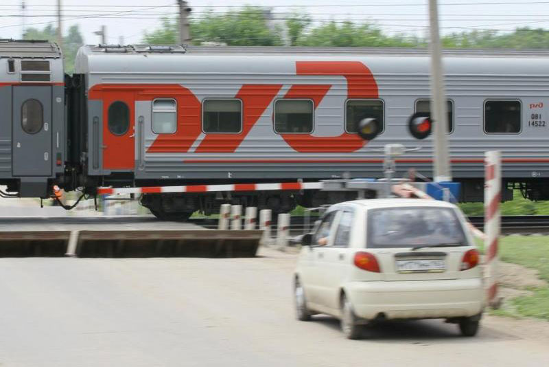 СвЖД напоминает водителям о необходимости соблюдения правил дорожного движения на железнодорожных переездах