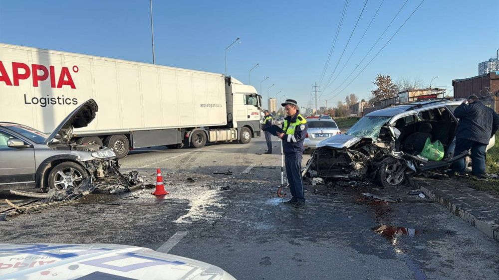 В Екатеринбурге в массовом ДТП три человека получили травмы  | Три человека получили травмы в массовом ДТП в Екатеринбурге 