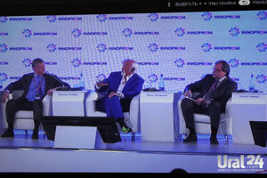 Масштабные стенды, модели людей и машин и, в основном, молодежь…