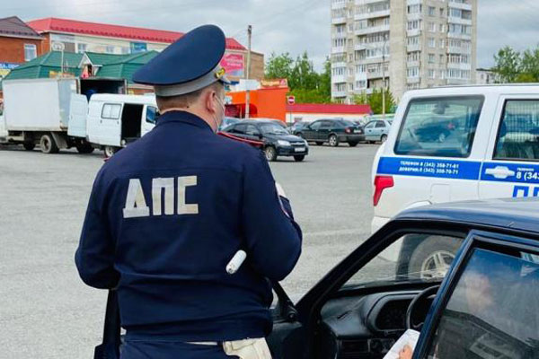 В Свердловской области возбуждено 14 уголовных дел в отношении водителей, давших взятки сотрудникам Госавтоинспекции В Свердловской области возбуждено 14 уголовных дел в отношении водителей, давших взятки сотрудникам Госавтоинспекции