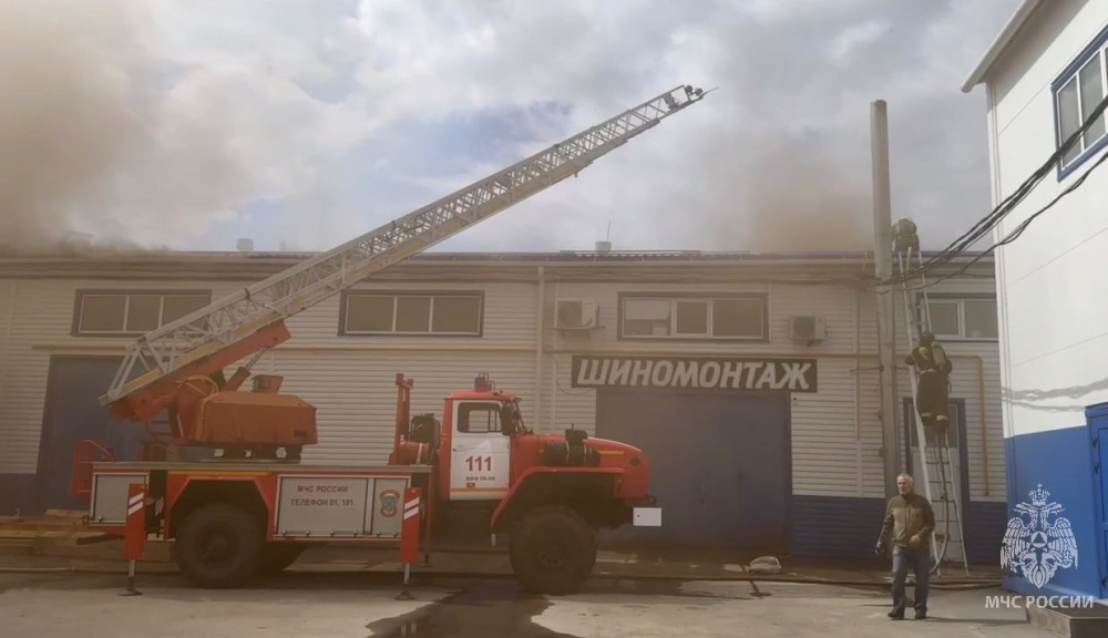 В Тюмени произошёл крупный пожар в районе гаражей  | В Тюмени массово загорелись гаражи 