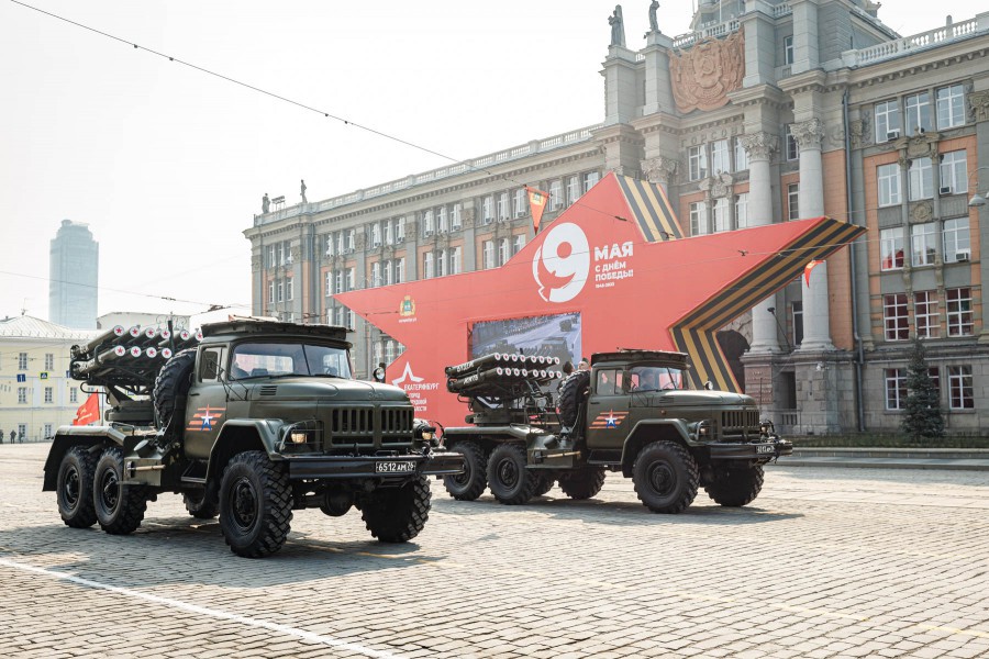 Центр Екатеринбурга закрыли для людей и машин из-за репетиции парада  | В центре Екатеринбурга из-за репетиции парада перекрыли движение