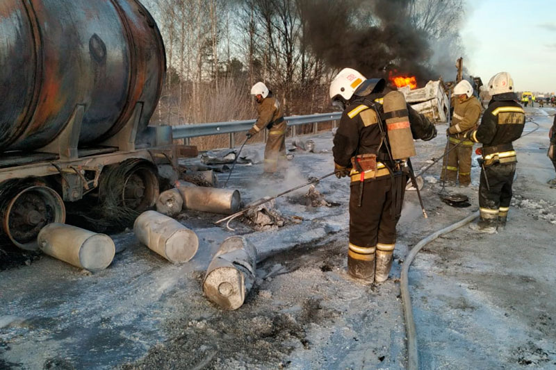 Пожар с тремя фурами под Екатеринбургом ликвидирован
