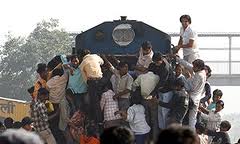 На железнодорожной станции в Индии в давке погибли десятки человек