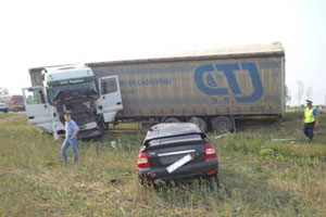 Под Екатеринбургом грузовик на полном ходу вылетел на встречную полосу. Двое погибших.