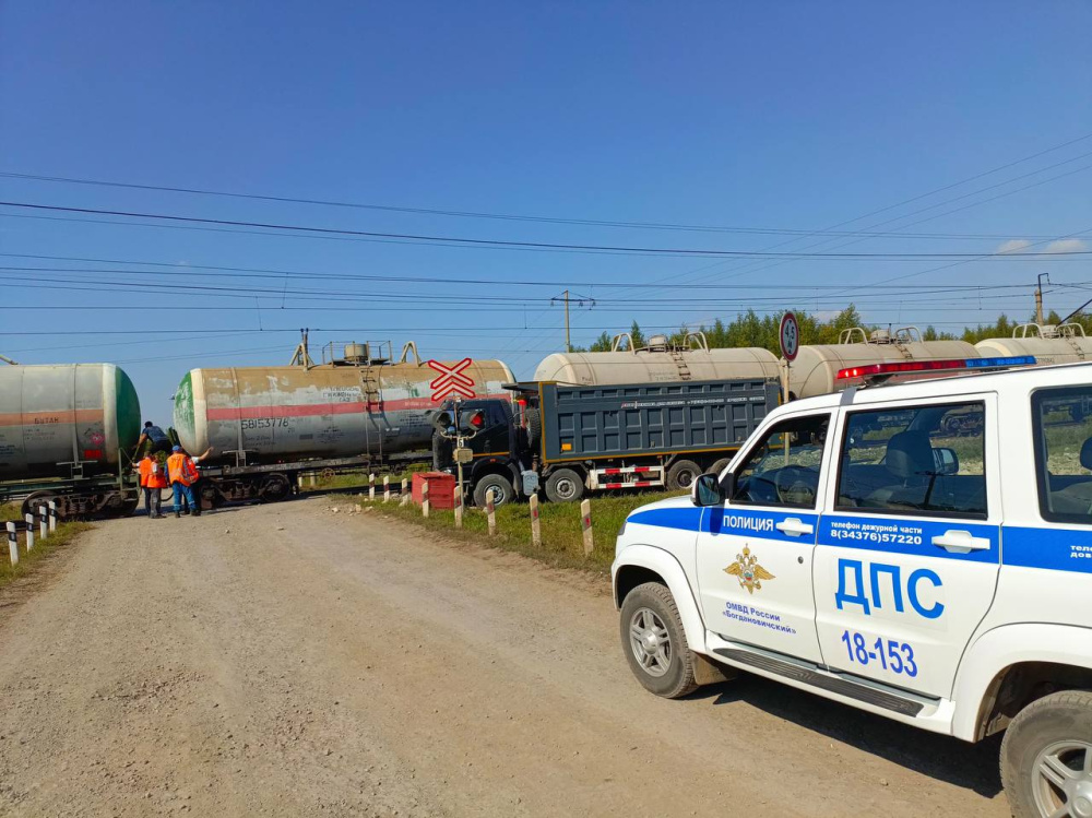 На Урале грузовик врезался в электровоз на железнодорожном переезде  | Грузовик врезался в электровоз на железнодорожном переезде на Урале 