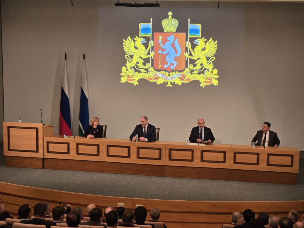 Полпред Артём Жога представил Дениса Паслера свердловскому правительству  | Жога уверен: Паслер оправдает доверие Путина 