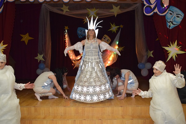 Осужденные женщины создали ЭКО-костюмы из 600 пластиковых пакетов и бутылок