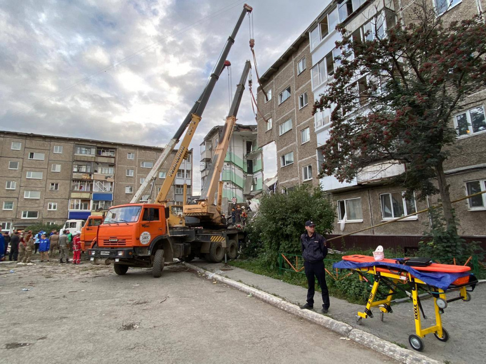 В Нижнем Тагиле из-под завалов извлекли погибшую женщину  | Под завалами дома на Урале нашли тело женщины 