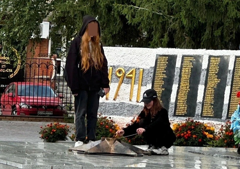 На Урале две школьницы перепутали Вечный огонь с мангалом