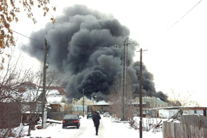 В Асбесте горит крупный склад. Видео