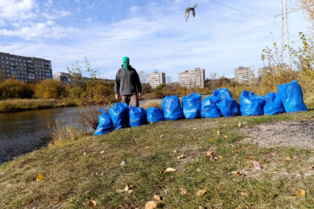 «Не прибирали шесть лет»: экоактивист собрал 11 мешков мусора в Нижнем Тагиле | На Урале блогер-экоактивист Чистомэн провел уборку
