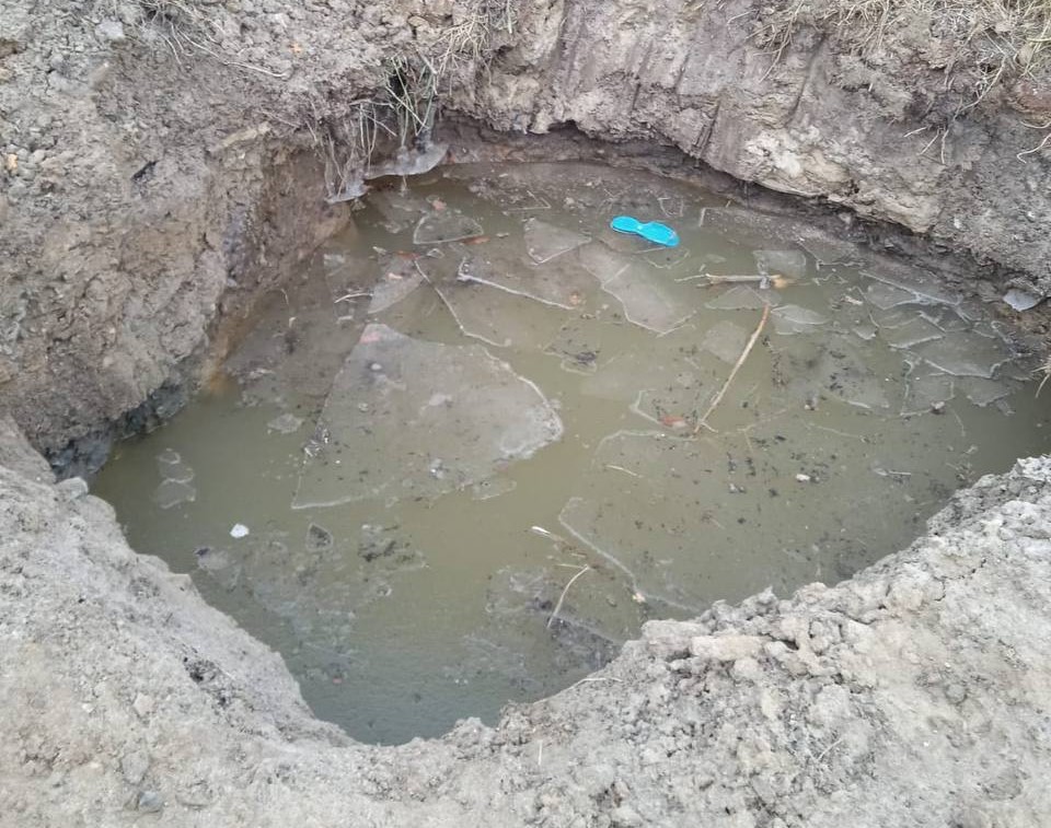 Девятилетний уралец утонул в яме, вырытой коммунальщиками  | На Урале девятилетний мальчик погиб в котловане 