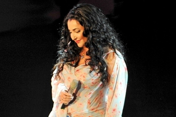 Пьяная Лолита выступила у московского метро