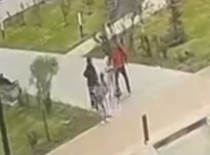 В Челябинске 41-летний мужчина побил девятилетнего мальчика  | Отца маленькой челябинки подозревают в избиении мальчика