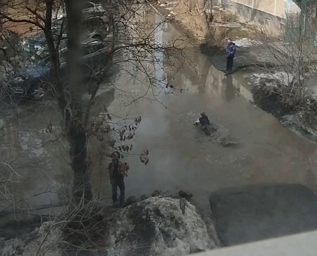 Купальный сезон: Ребенок устроил заплыв в луже перед домом в Екатеринбурге Купальный сезон: Ребенок устроил заплыв в луже перед домом в Екатеринбурге