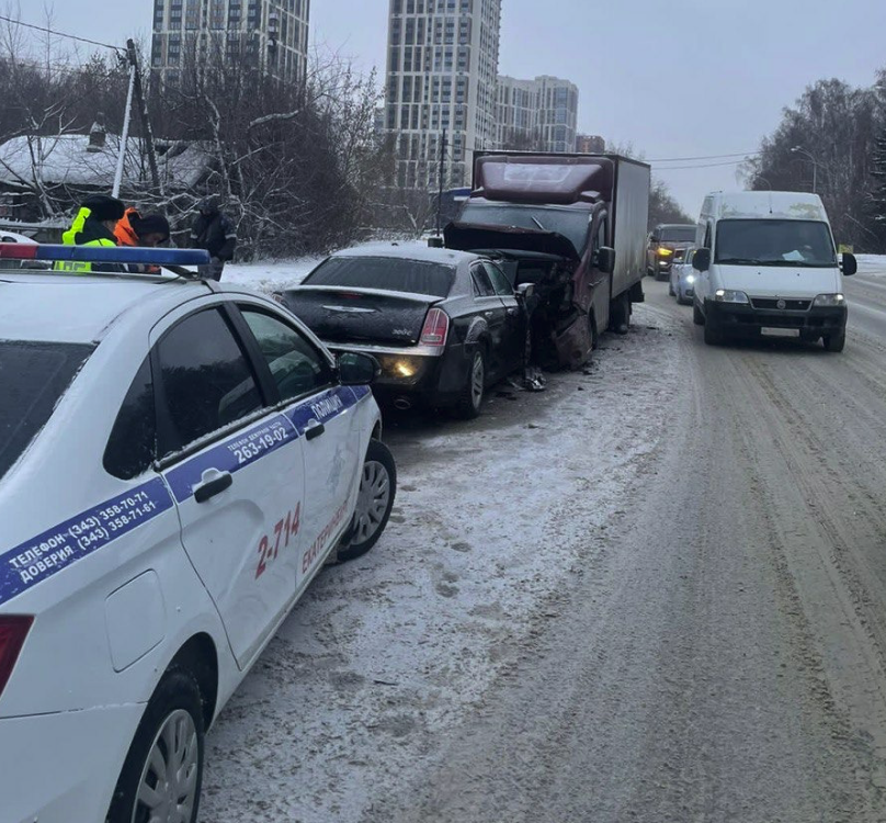 Сотрудники Госавтоинспекции Екатеринбурга устанавливают обстоятельства ДТП со смертельным исходом Сотрудники Госавтоинспекции Екатеринбурга устанавливают обстоятельства ДТП со смертельным исходом