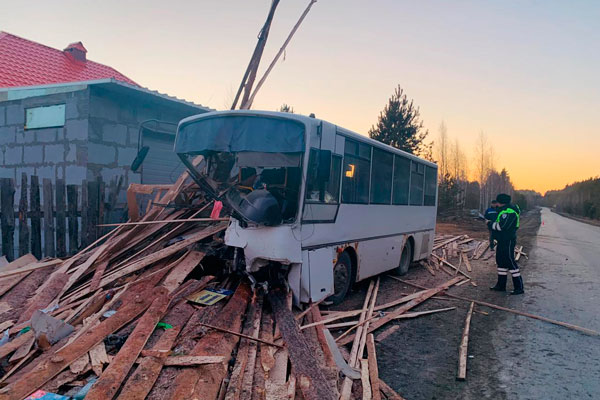 «Я просто пытался объехать препятствие!» — ДТП с пассажирским автобусом в Свердловской области | На Урале произошло ДТП с участием пассажирского автобуса