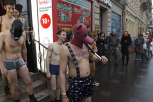 По Питеру бегал мужчина в трусах, с плеткой и надписью "Милонов"