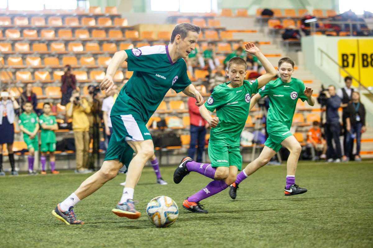 Биатлонист играет в футбол: звёзды спорта дали мастер-класс юным футболистам Урала