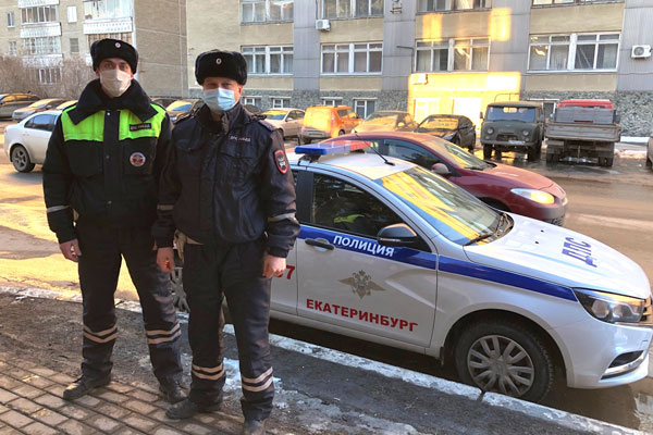 В Екатеринбурге сотрудники ГИБДД доставили домой потерявшегося ребенка