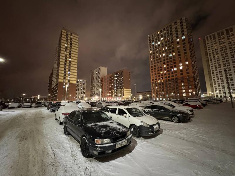 В Екатеринбурге заблокирована парковка у ЖК Космос и Космонавтов из-за конфликта ПИК и Уралпластик | Жители домов на проспекте Космонавтов в Екатеринбурге остались без парковки