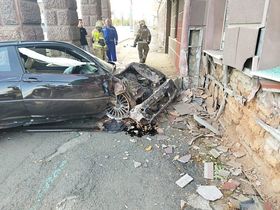 На Урале водитель BMW протаранил стену гостиницы