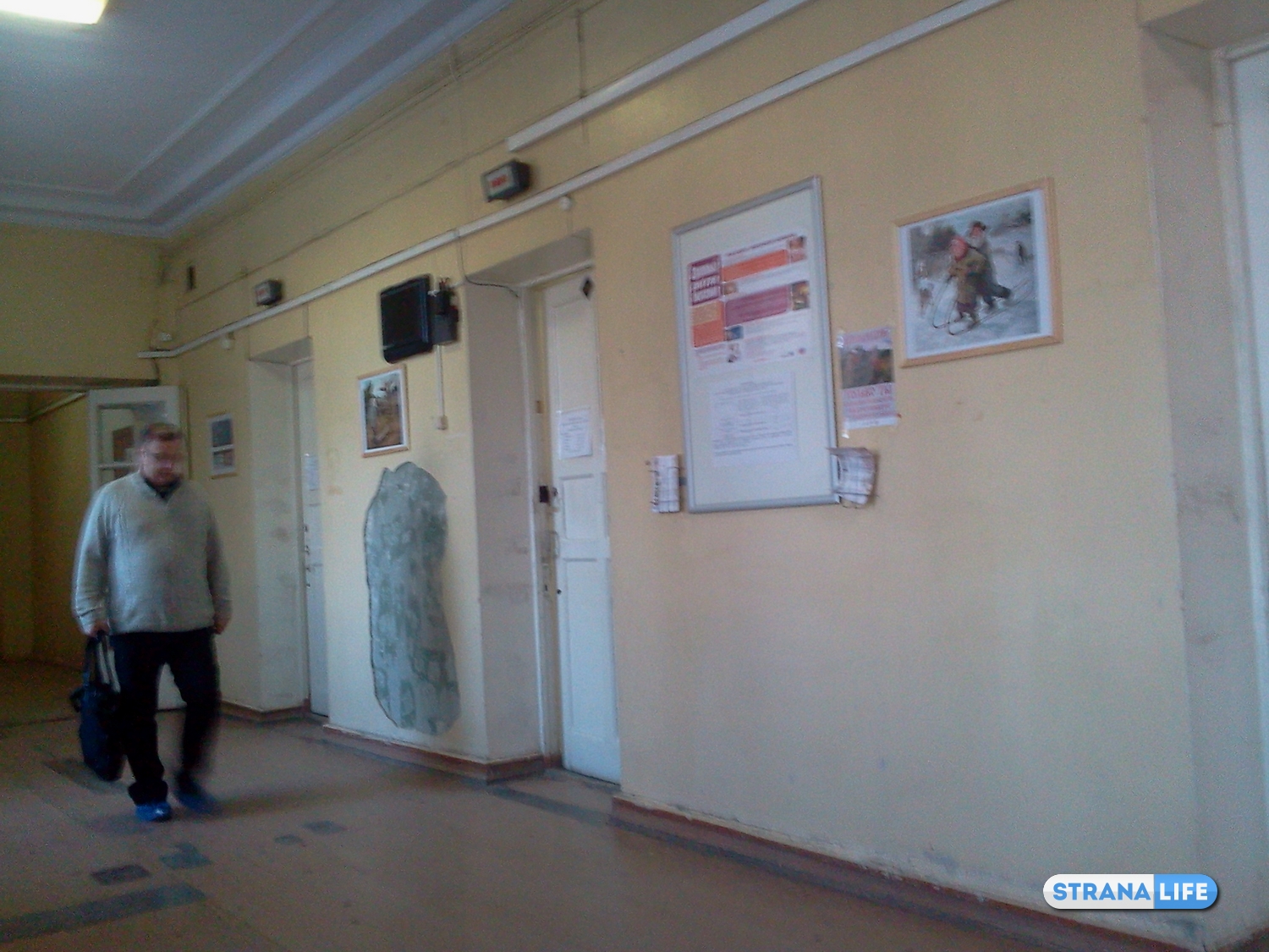 Художества на фоне убожества. В поликлинике Екатеринбурга тянутся к прекрасному, а краска со стен осыпается! Художества на фоне убожества. В поликлинике Екатеринбурга тянутся к прекрасному, а краска со стен осыпается!