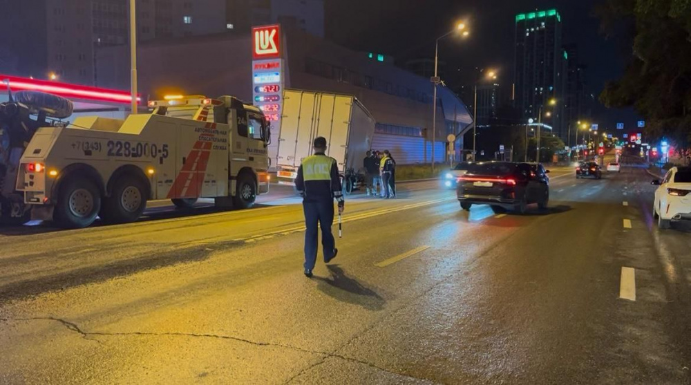 В Екатеринбурге пьяный водитель грузовика устроил ряд ДТП с пострадавшими | Пьяный водитель грузовика устроил ряд серьёзных ДТП на Урале В Екатеринбурге пьяный водитель грузовика устроил ряд ДТП с пострадавшими | Пьяный водитель грузовика устроил ряд серьёзных ДТП на Урале