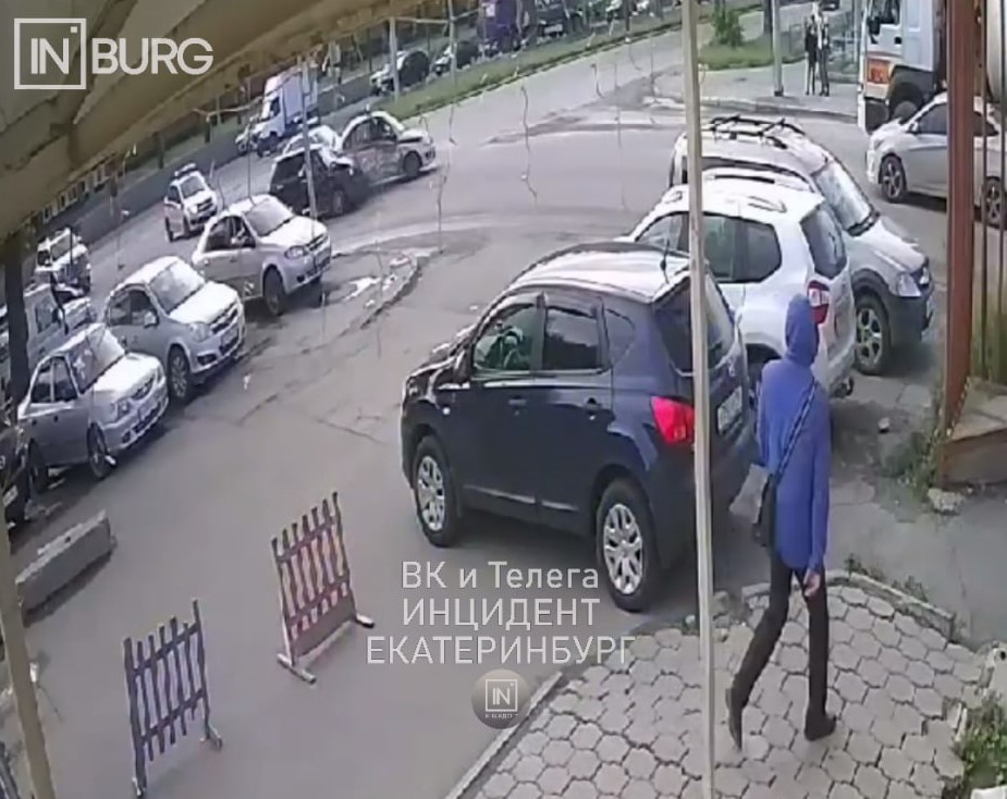 В Екатеринбурге автомобилист врезался в машину Росгвардии  | Машина Росгвардии попала в ДТП в Екатеринбурге 