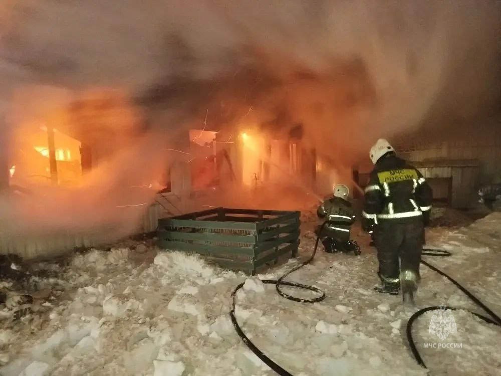 В Екатеринбурге ликвидирован пожар на складе с деревянными изделиями | Пожар из-за замыкания возник на складе в Екатеринбурге В Екатеринбурге ликвидирован пожар на складе с деревянными изделиями | Пожар из-за замыкания возник на складе в Екатеринбурге