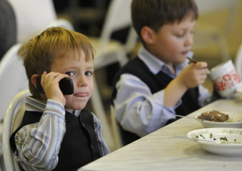 Детей в екатеринбуржских школах начали кормить ПП-фастфудом