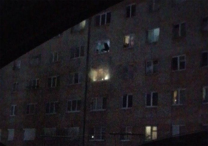 Мать выбросила младенца из окна, спасая от пожара в Асбесте | В Асбесте во время пожара мать спасла младенца, выбросив его из окна