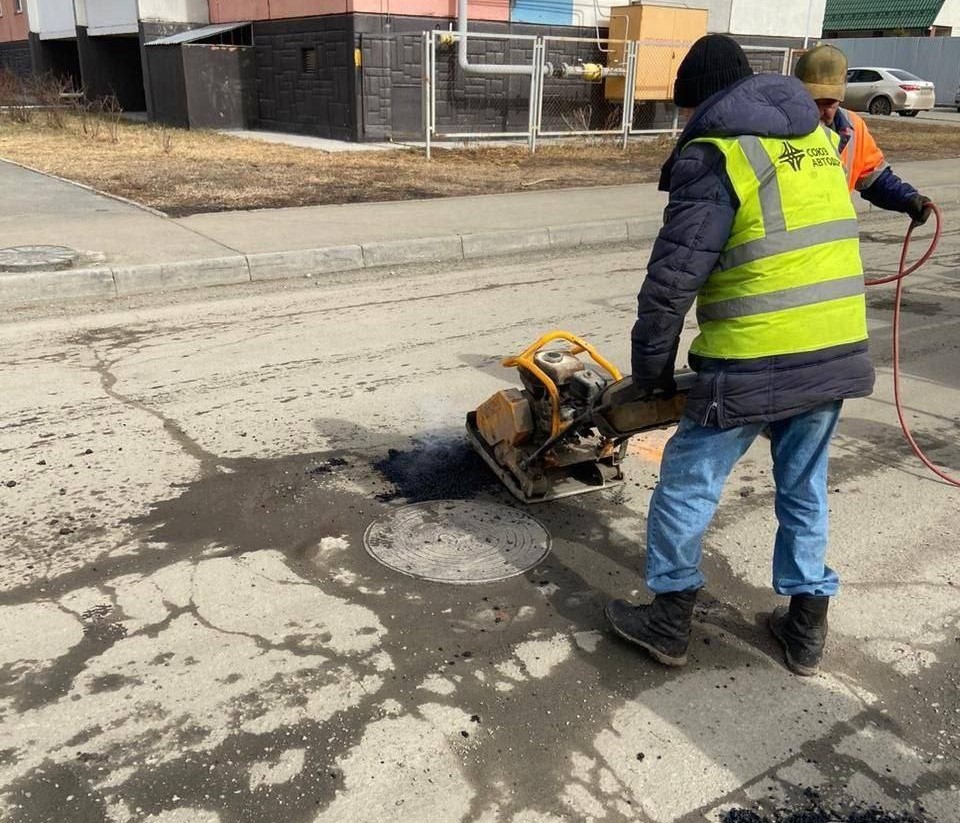 Жалуйтесь! Во всех районах Челябинска приступили к ямочному ремонту дорог  | В Челябинске начался ямочный ремонт дорог 