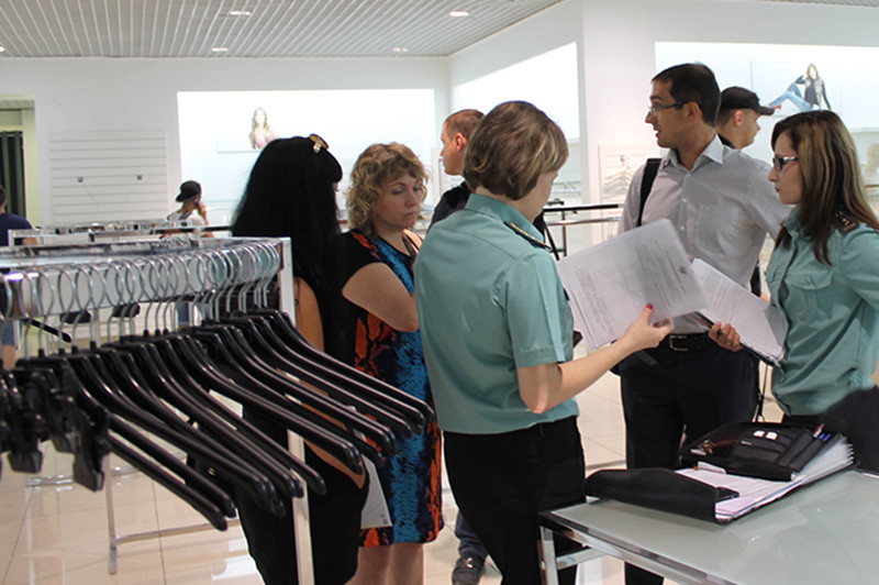 Восемь манекенов и десять примерочных ушли взыскателю