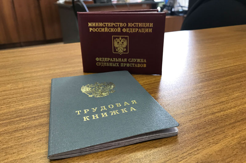 Судебные приставы помогли восстановиться в должности работнику музея